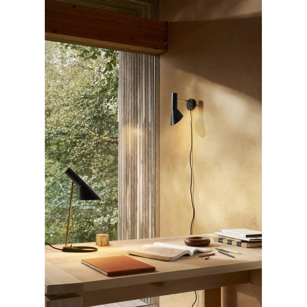 Lámpara de pared Louis Poulsen Aj con cableado fijo, latón/negro 
