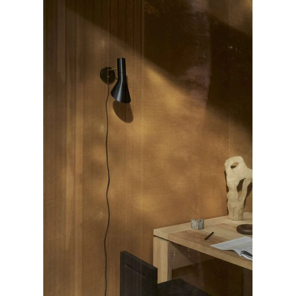 Lámpara de pared Louis Poulsen Aj con cableado fijo, latón/negro 