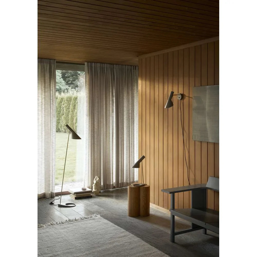 Lámpara de pared Louis Poulsen Aj, cableada, latón/gris cálido 