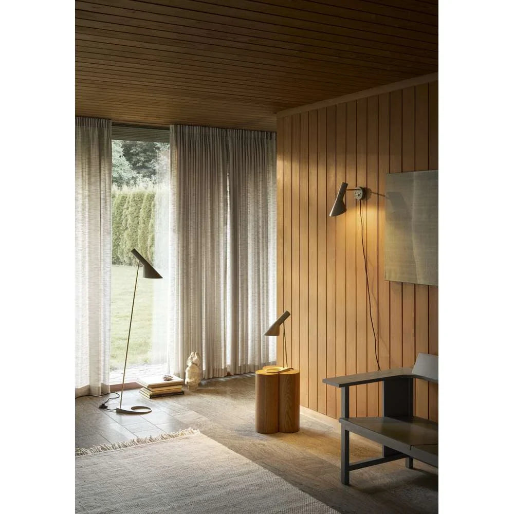 Lámpara de pared Louis Poulsen Aj, cableada, latón/gris cálido 
