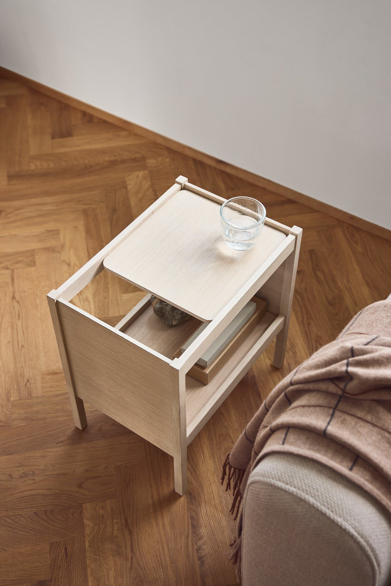 Form & Refine  Journal Sidebord, Eg 