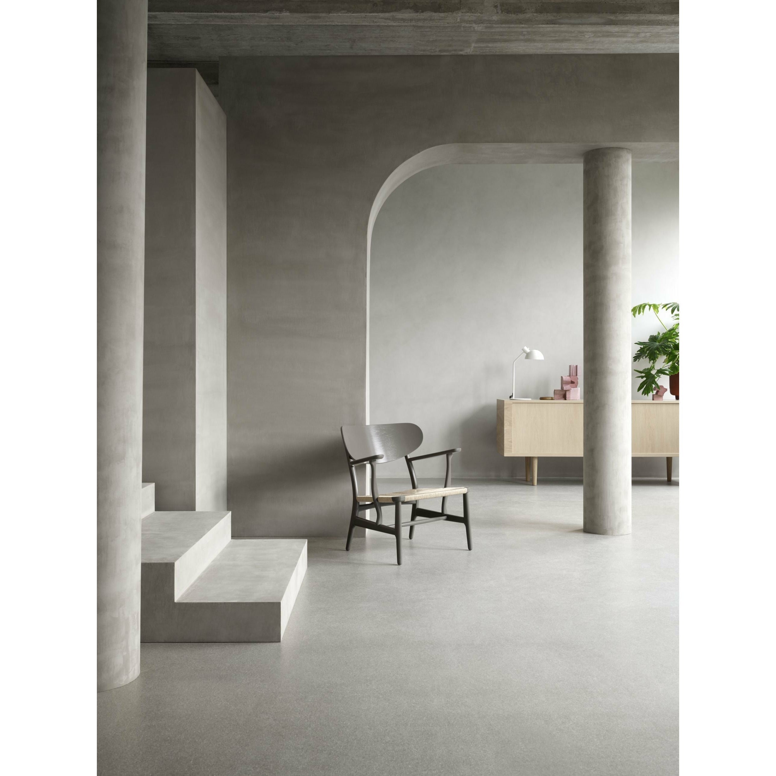 Carl Hansen CH22 Lounge stol eg, skiferbrun/naturlig kurv