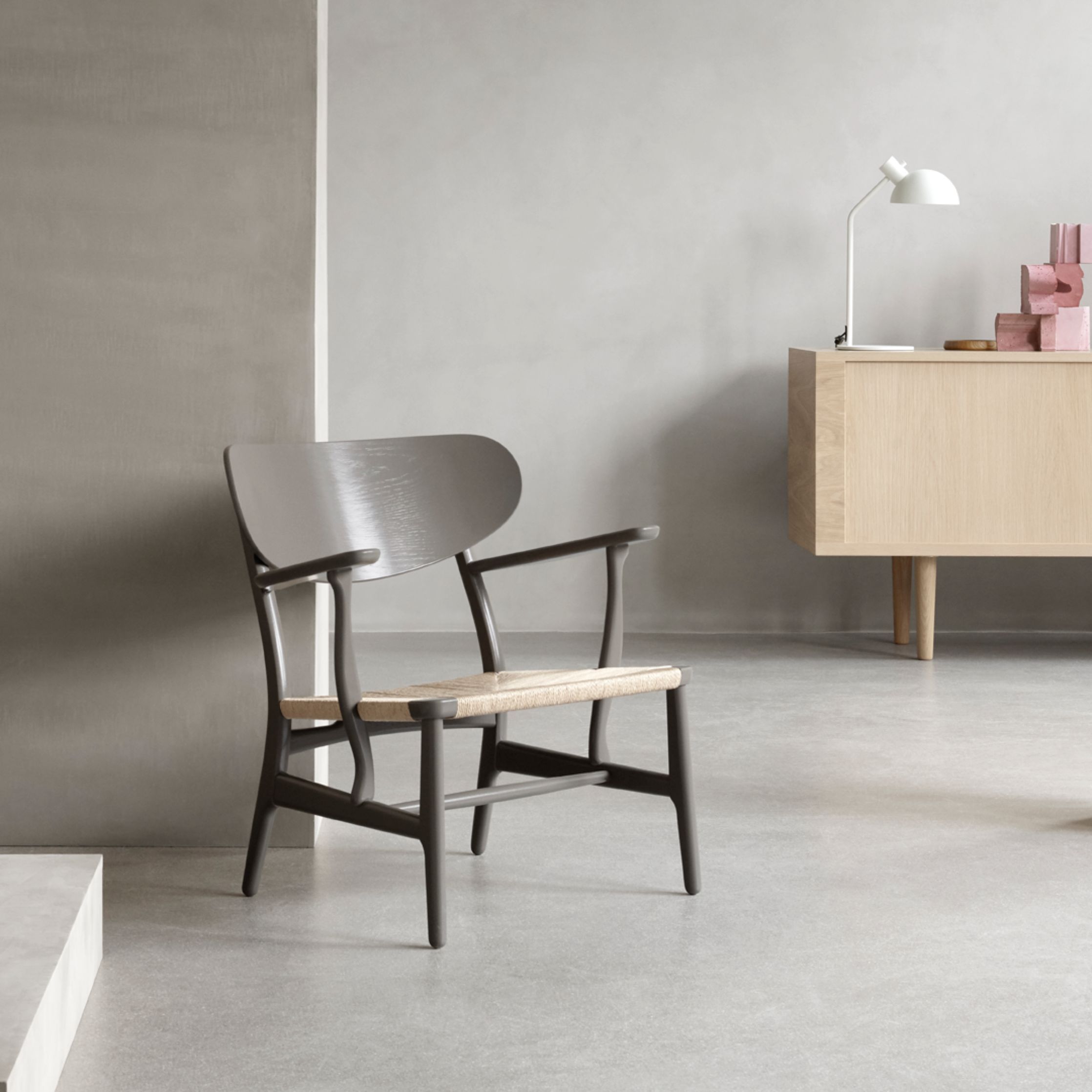 Carl Hansen CH22 Lounge stol eg, skiferbrun/naturlig kurv
