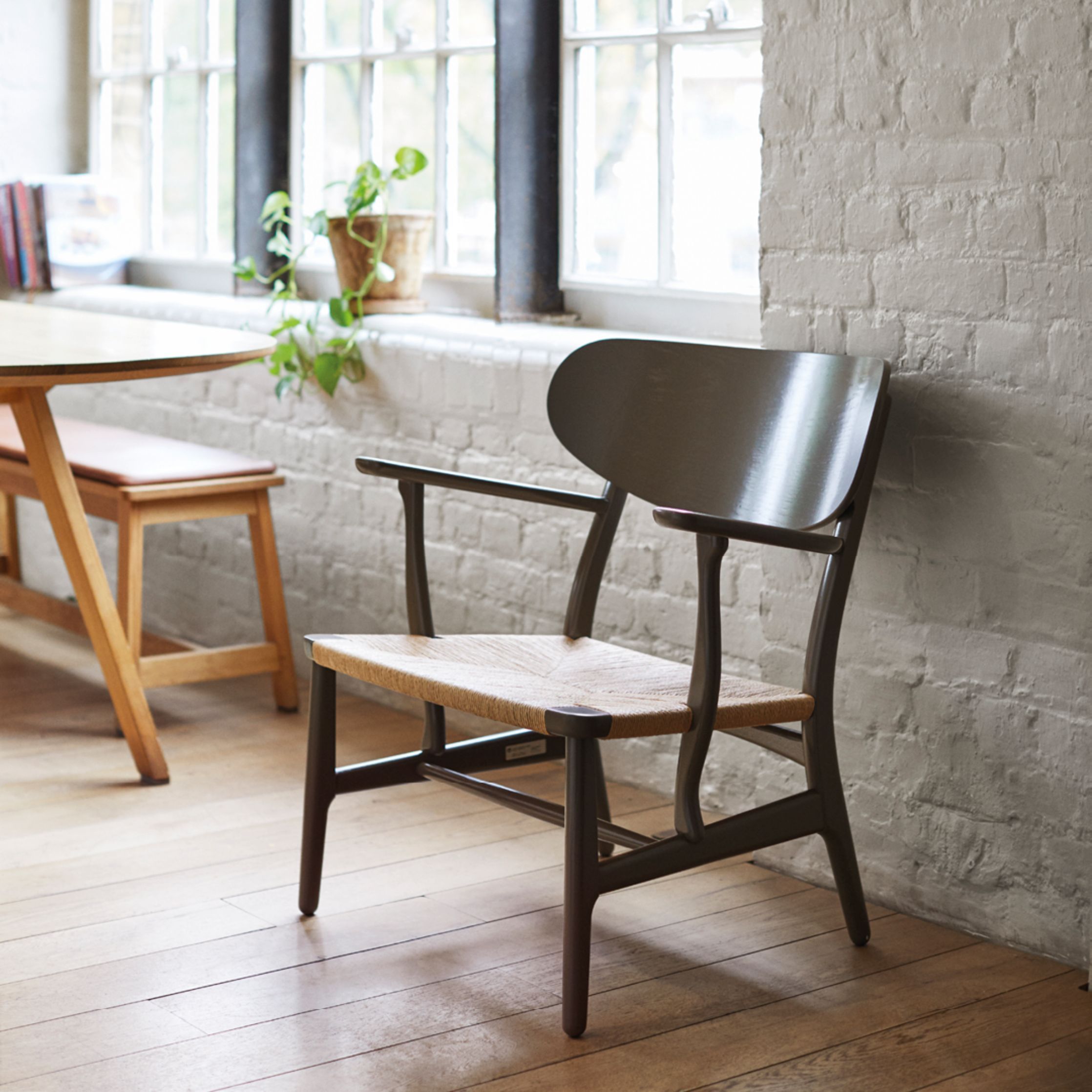 Carl Hansen CH22 Lounge stol eg, skiferbrun/naturlig kurv