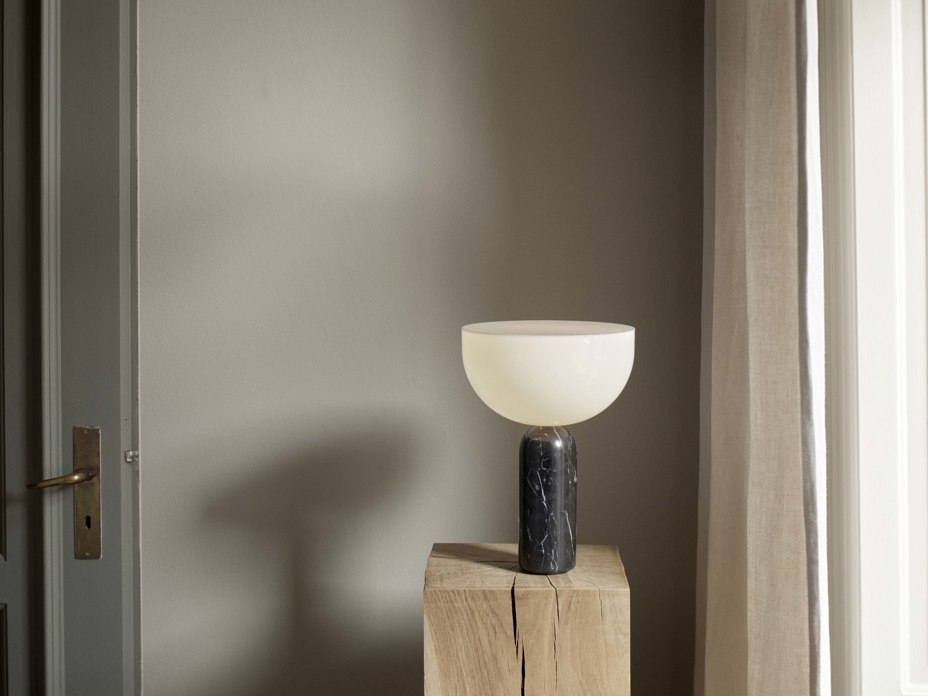 New Works Kizu Table Lamp Small Marble, Black