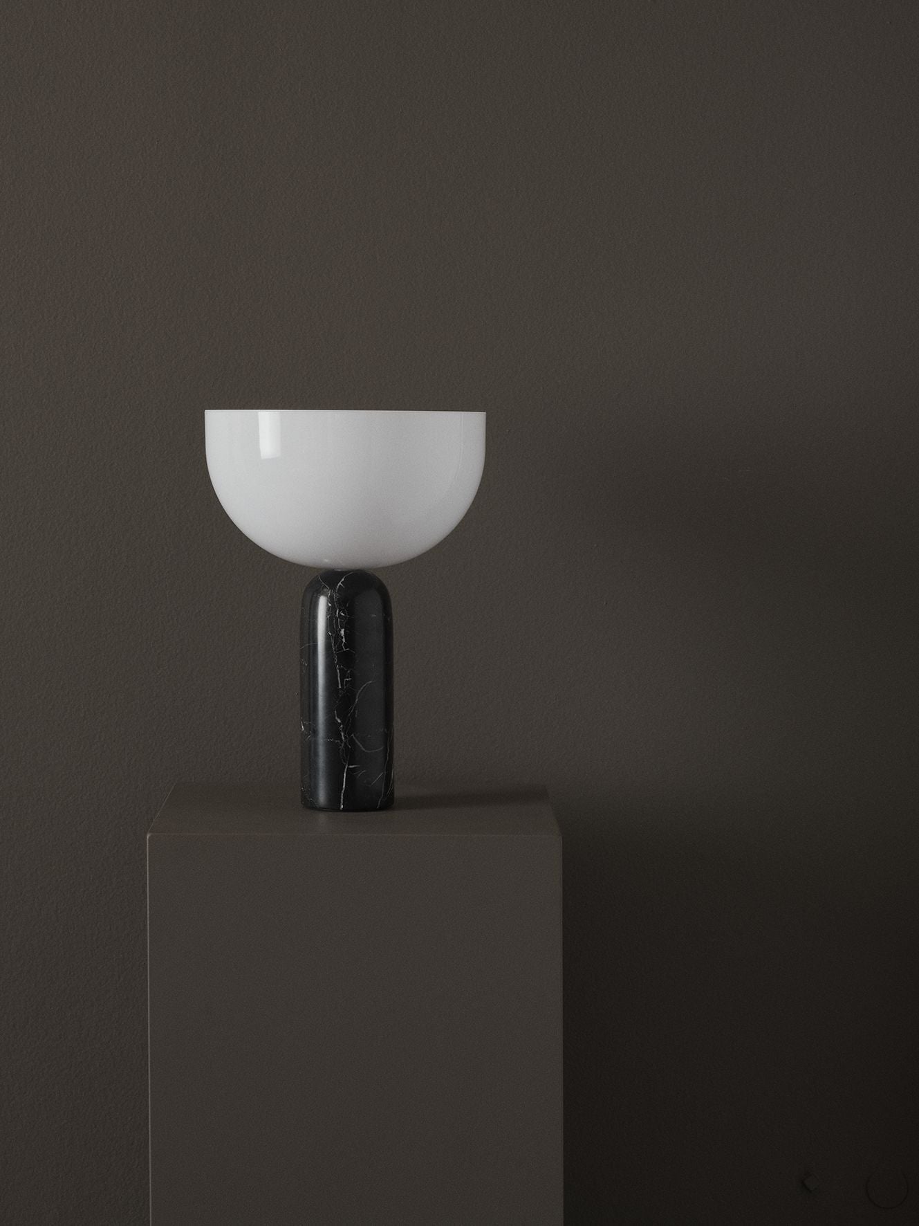 New Works Kizu Table Lamp Small Marble, Black