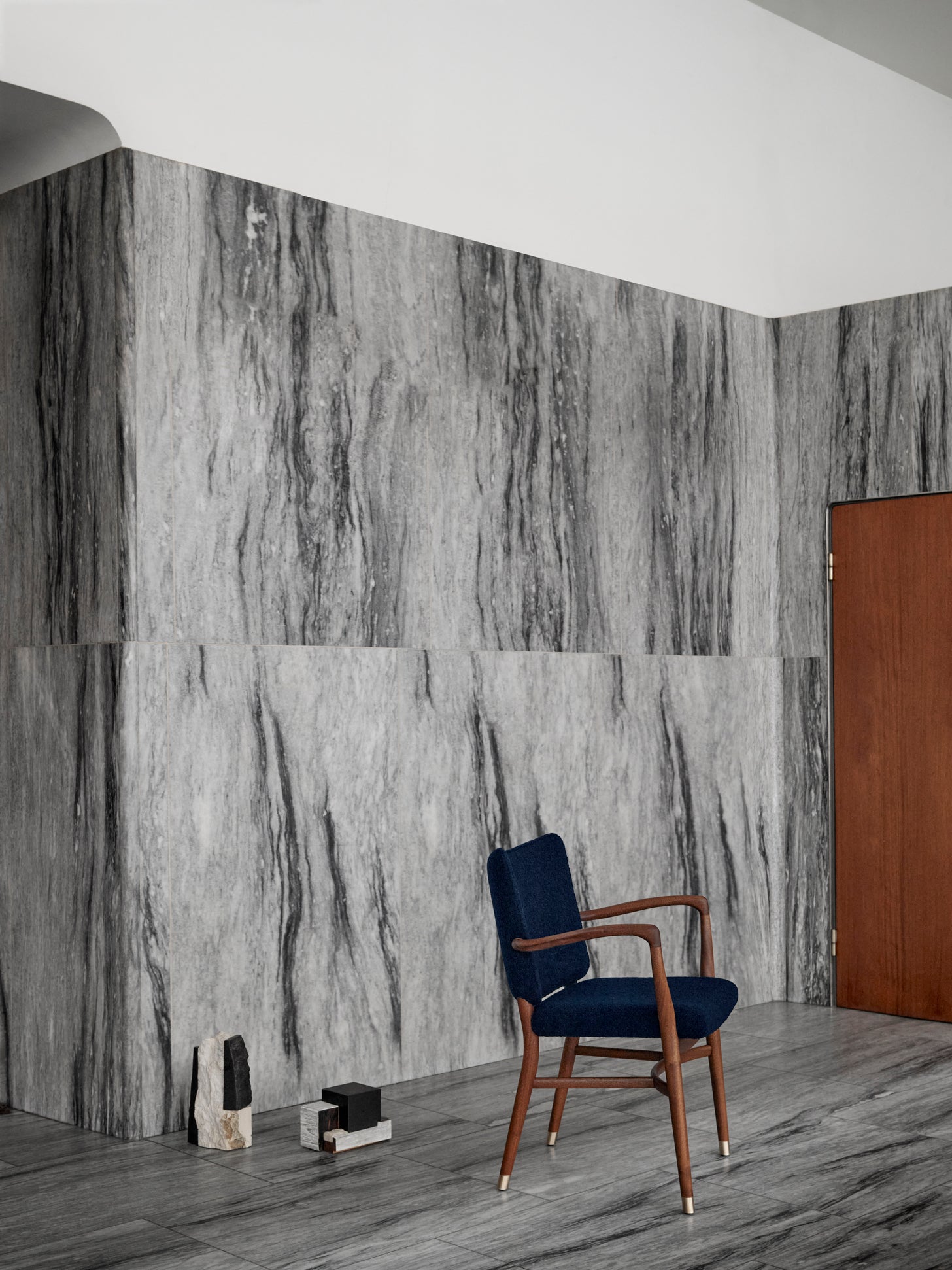 Carl Hansen VLA61 Monar ch -lænestol, mahogniolie/baru 0780 tekstil